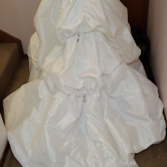 Maggie Sottero haute couture wedding gown. Imperial size 8, off white. - Picture 7 of 12